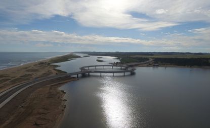 The Uruguay-born, New York-based architect Rafael Viñoly is behind a striking new ring-shaped bridge on the Garzón lagoon in Uruguay
