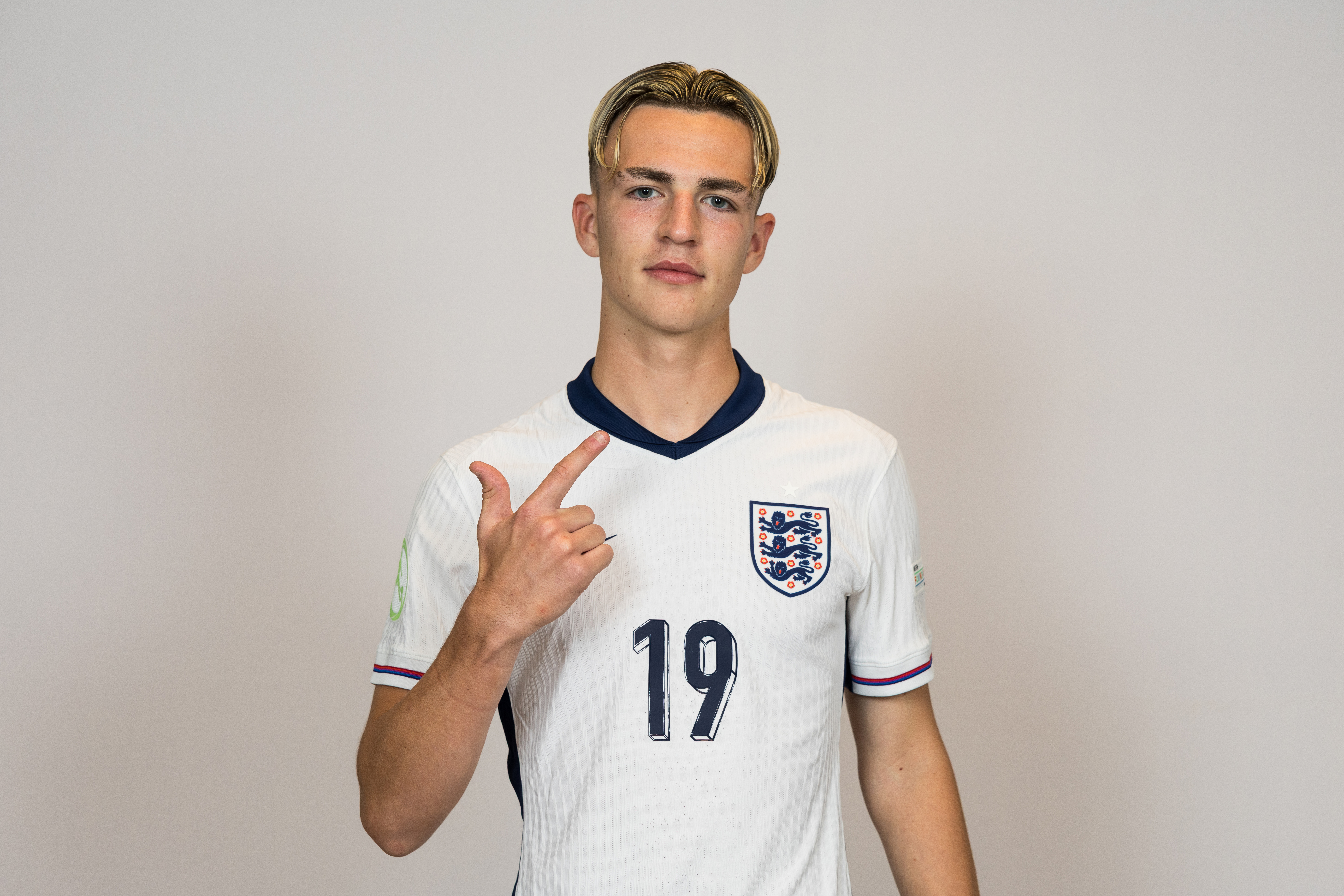 England youth international Jesse Derry has signed a four-year contract at Chelsea