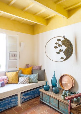 Living room with painted yellow ceiling