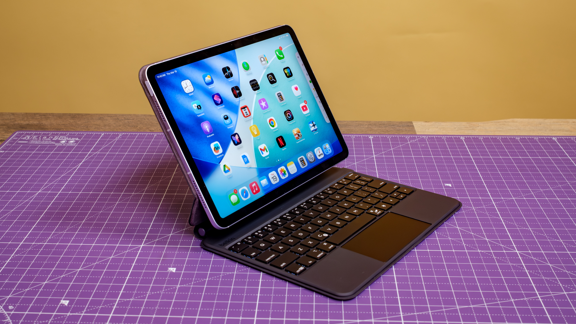 Belkin iPad Air M4 Keyboard Case