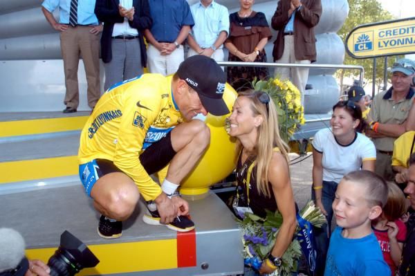 Sheryl Crow appears at the podium of the 2005 Tour de France