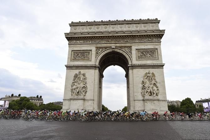 The pelota circles the Arc de Triomphe