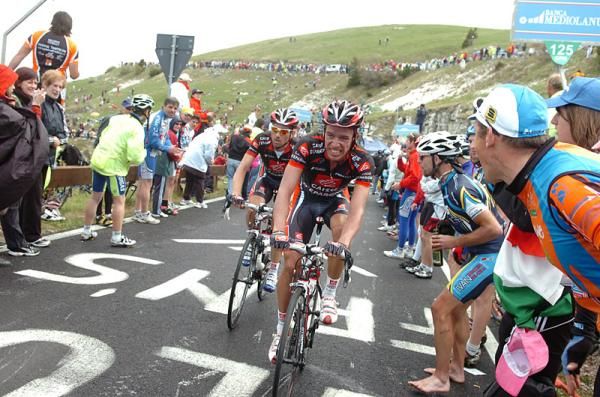 Rigoberto Uran sets tempo for Caisse d'Epargne teammate David Arroyo on the Monte Grappa.