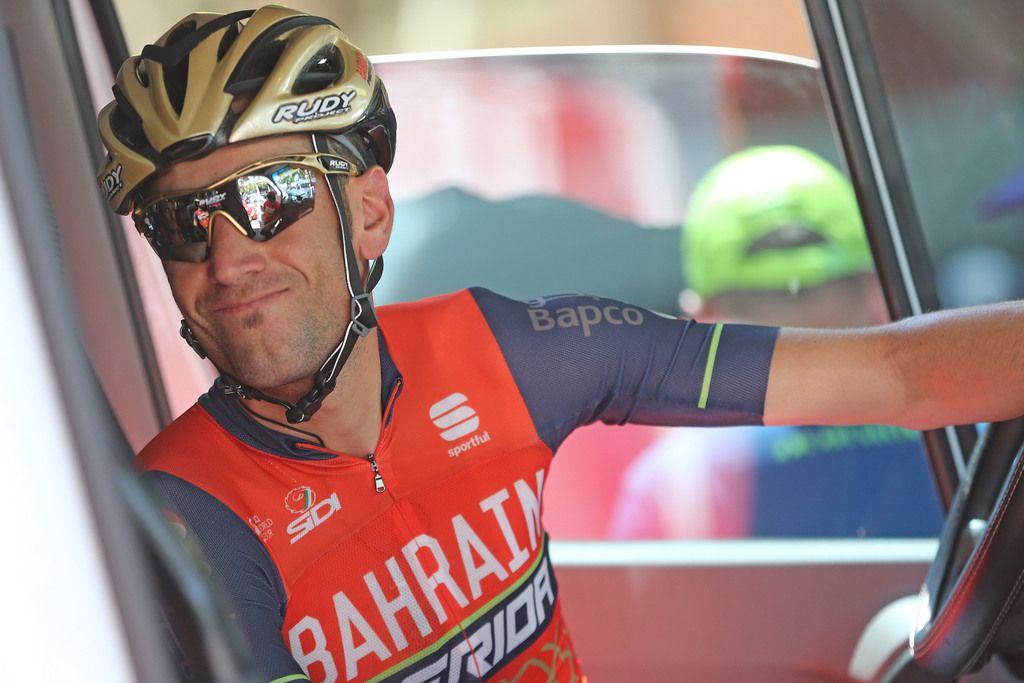 Vincenzo Nibali jokes around pre-stage