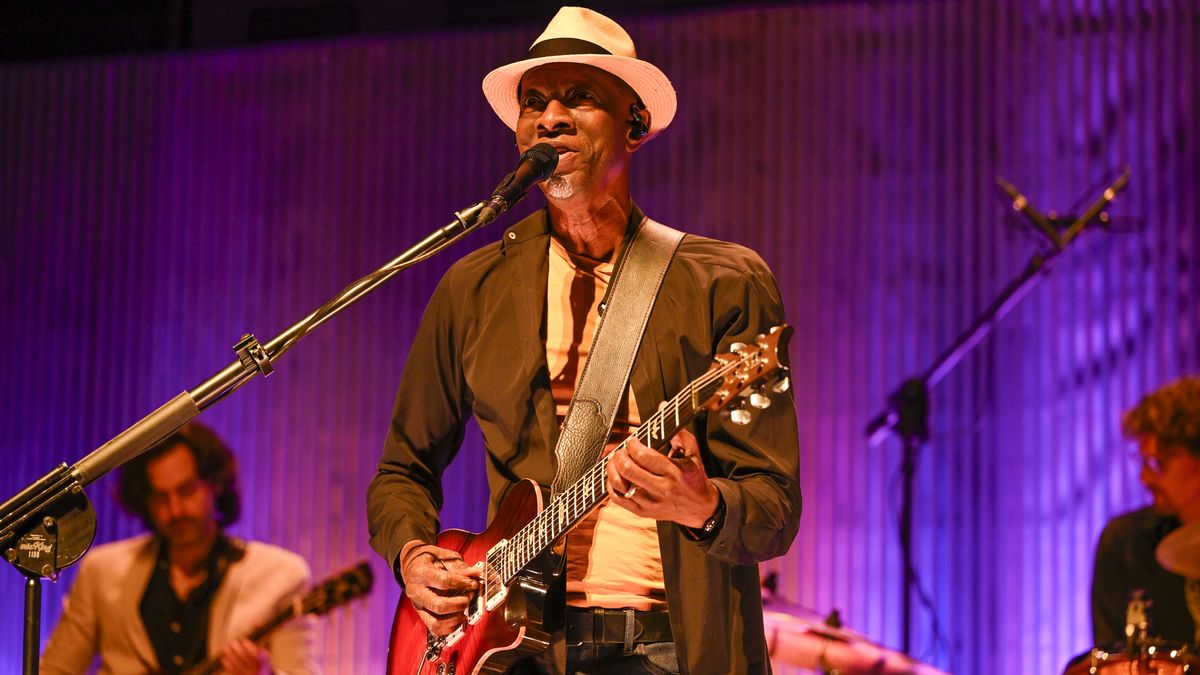 Keb&#039; Mo&#039; performing live