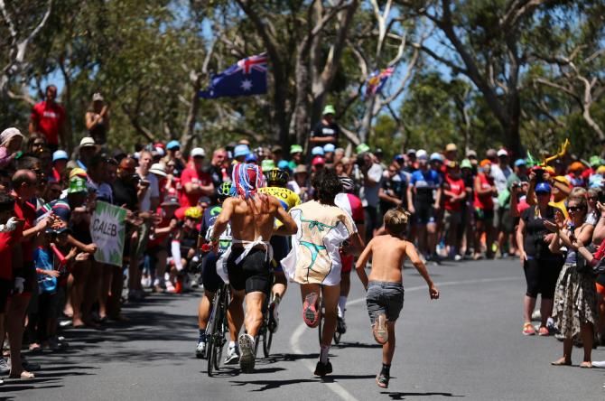 The Australian tifosi offer a helping hand up Willunga Hill