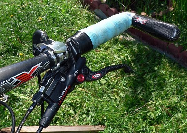 Ross prefers cork tape double-wrapped over a standard Bontrager grip, in contrast to the small-diameter models more commonly favored. Ross says the larger diameter aids in hand fatigue over the long haul.