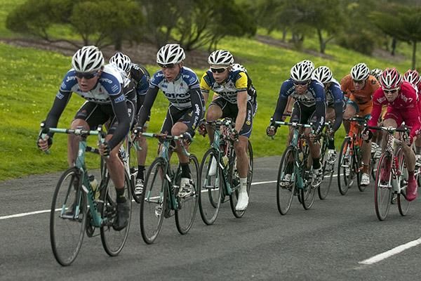 Aaron Donnelly leads his Team Jayco Skins teammates towards the final laps with the remainder of the peloton in tow.