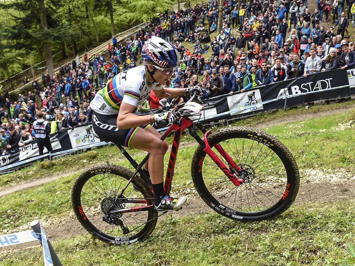 Kate Courtney (Scott- SRAM MTB Racing) went to the front, and stayed there