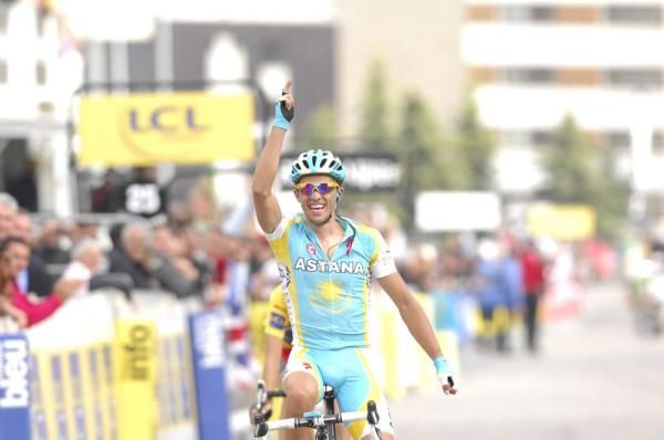 Alberto Contador (Astana) celebrates on L'Alpe d'Huez