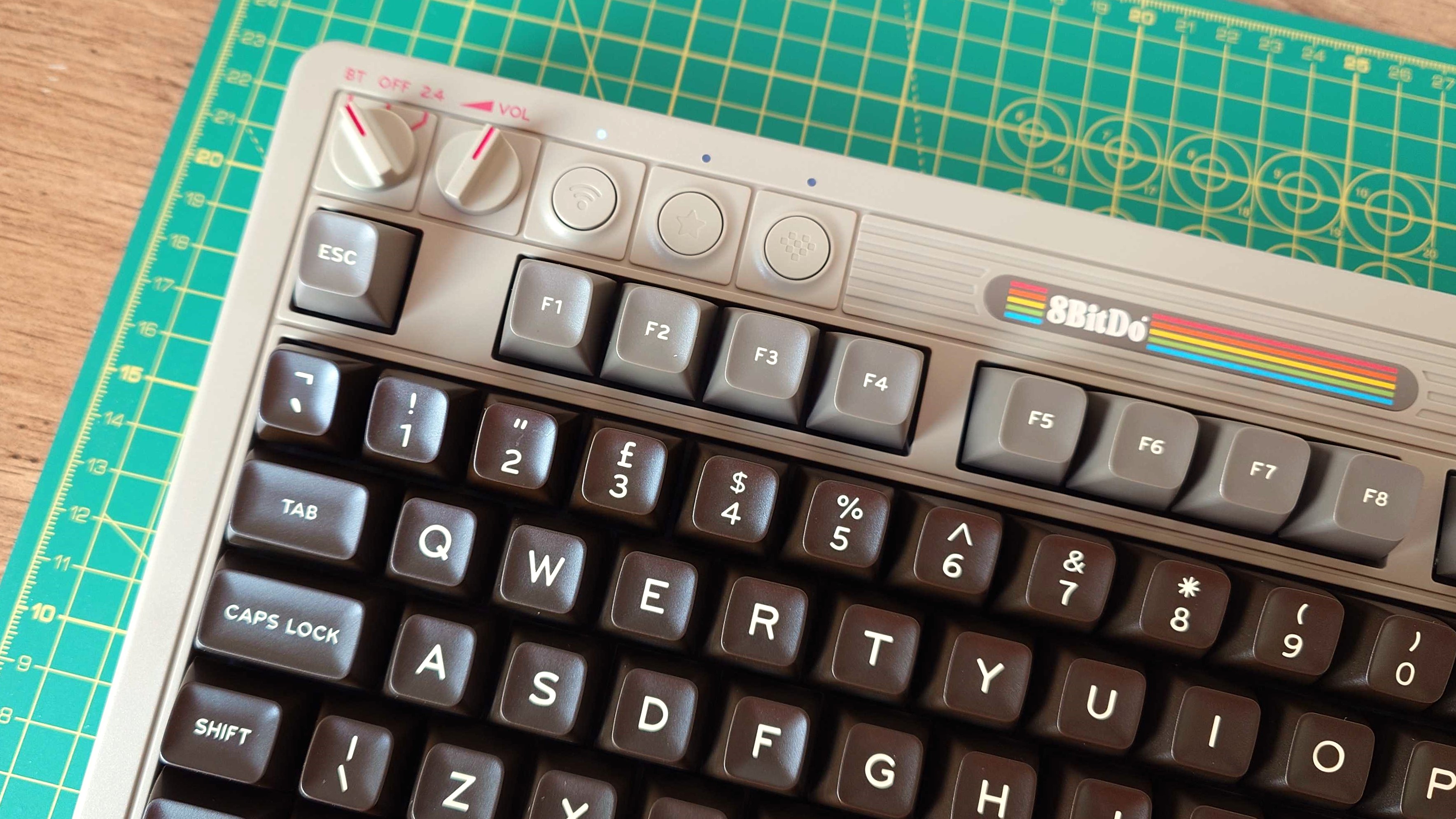 8BitDo Retro Mechanical Keyboard in C64 colors