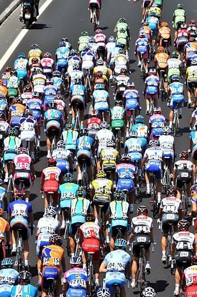 The peloton organises itself.