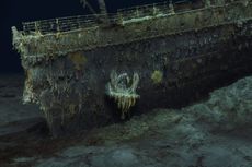 Here we see the sunken bow of the Titanic underwater in extreme detail, with corroding metal and algae growing on the ship. 