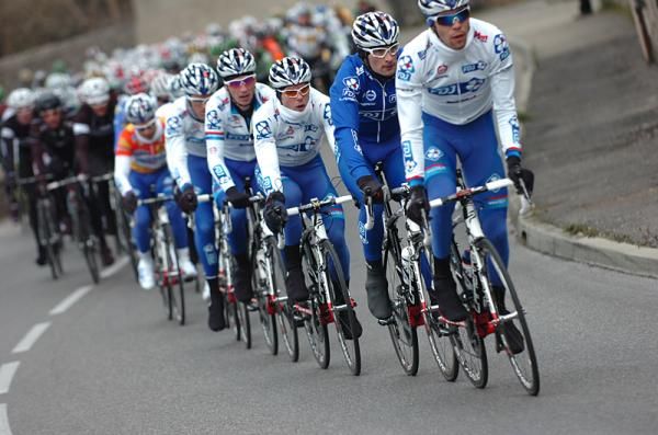 The FDJ-Big Mat team protects race leader Nacer Bouhanni