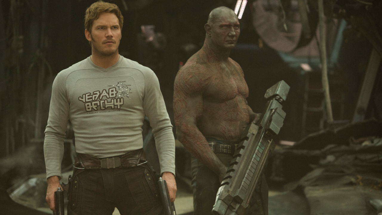 Chris Pratt y Dave Bautista se paran estoicamente con armas en la mano en Guardians of the Galaxy Vol. 2.,