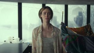 En bild på Mackenzie Davis i HBO Max-serien Station Eleven, som står ensam i ett rum och ser rädd ut.