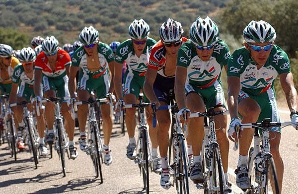 Credit Agricole takes care of the race leader and set tempo in the pack