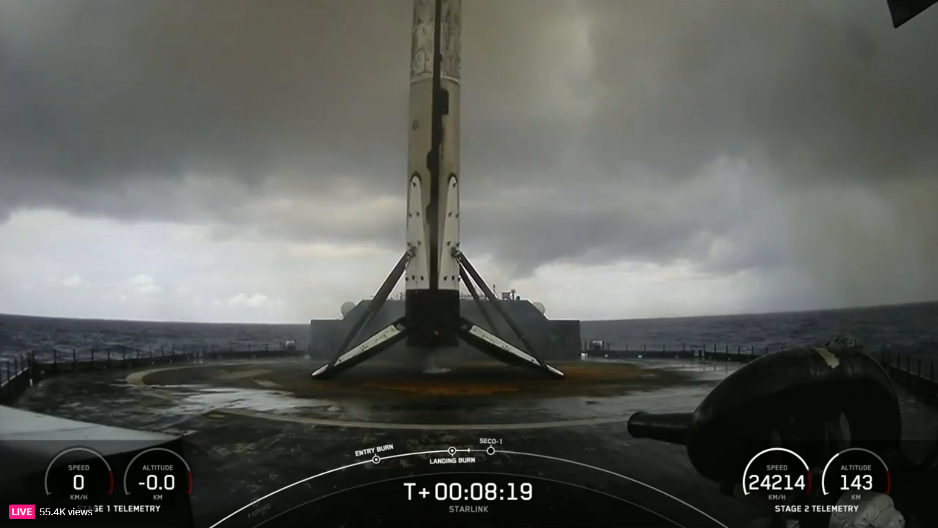 La nouvelle fusée Falcon 9 de SpaceX repose sur l'aire d'atterrissage d'un drone dans l'océan Atlantique sous des nuages ​​gris.