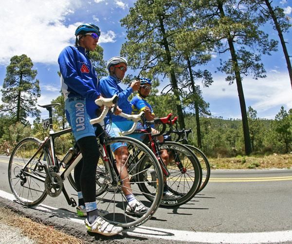 Cesar Vaquera, Moises Aldape and Jose de Jesus Gomez before the start