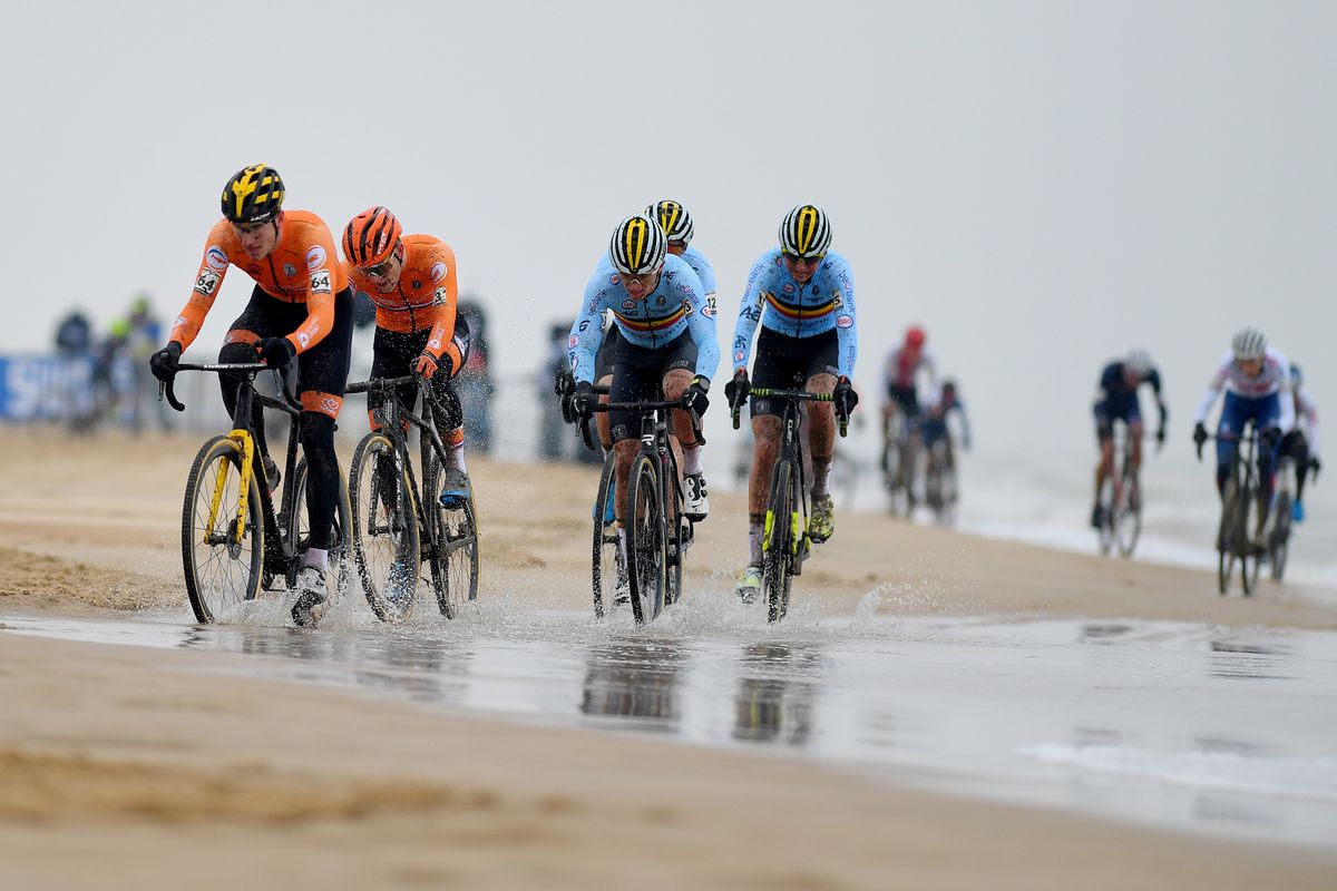 The opening lap of the U23 race at the 2021 Cyclo-cross Worlds
