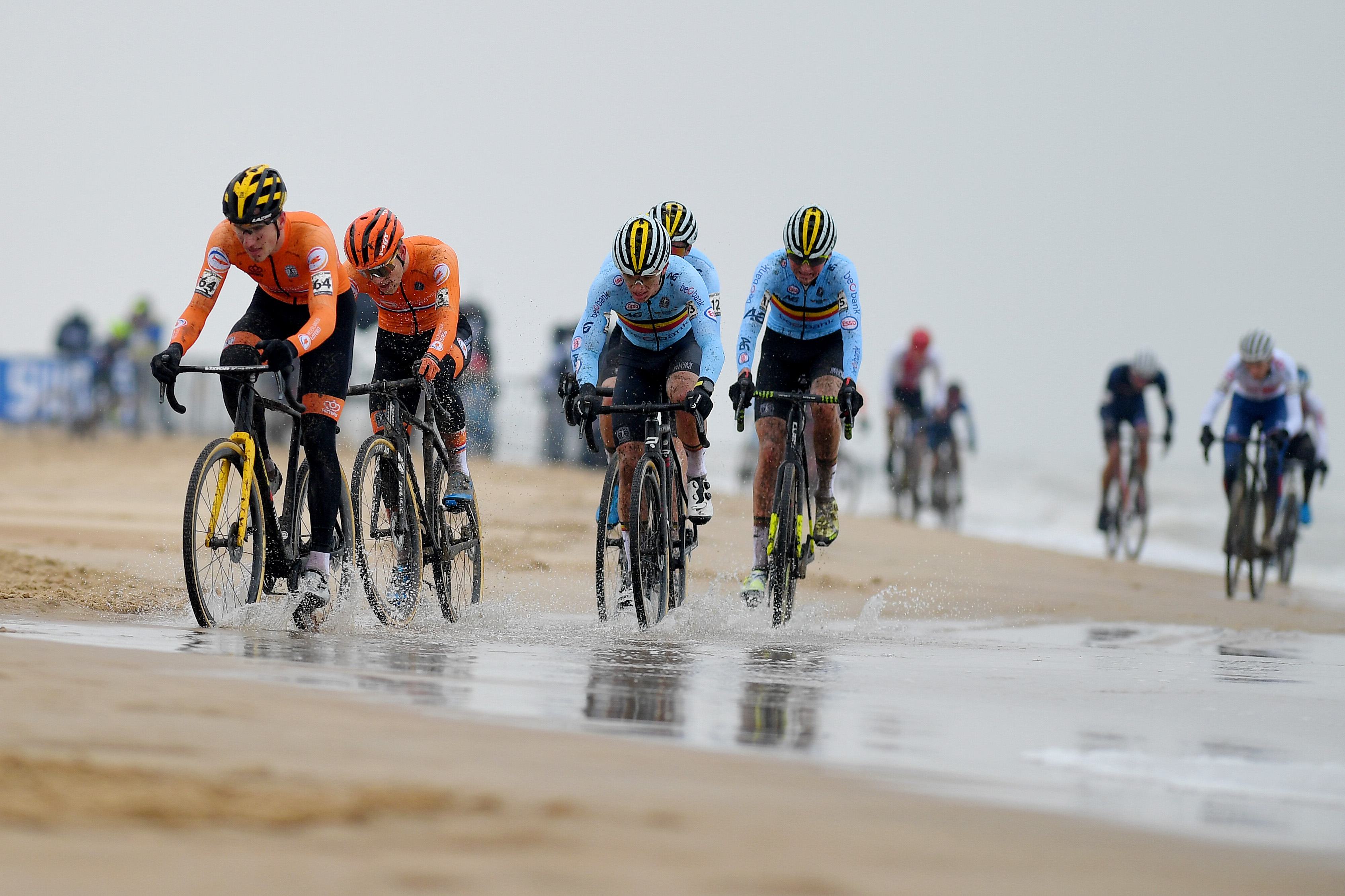 The opening lap of the U23 race at the 2021 Cyclo-cross Worlds