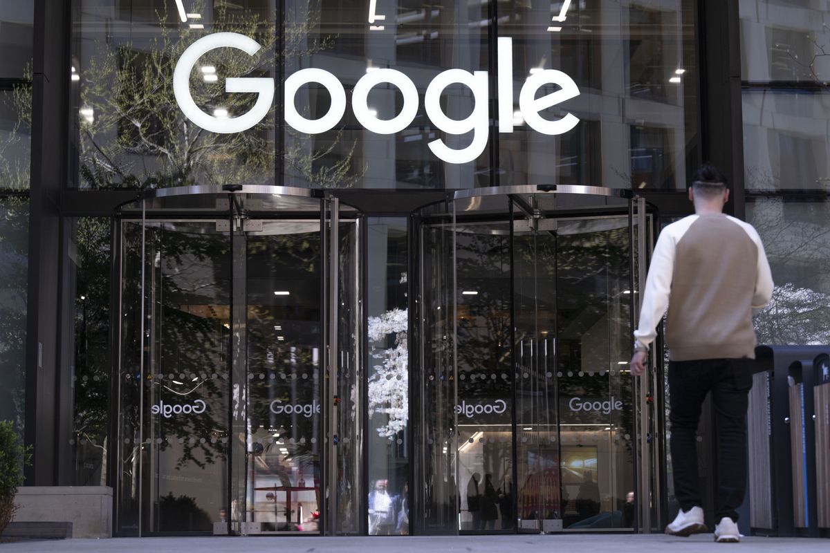 Entrance to Google&#039;s London headquarters building