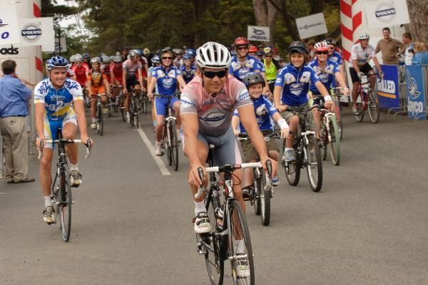 Robbie McEwen leads the ride away, with Simon Gerrans behind.