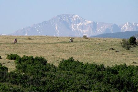 The leaders race with Pike's Peak in the background.
