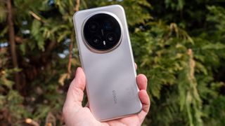 Holding the gold Honor Magic 8 Pro