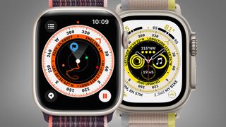De Apple Watch Series 8 naast de Apple Watch Ultra tegen een grijze achtergrond