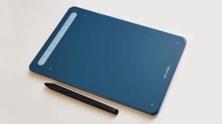 A photo of the XP-Pen Deco MW tablet and stylus