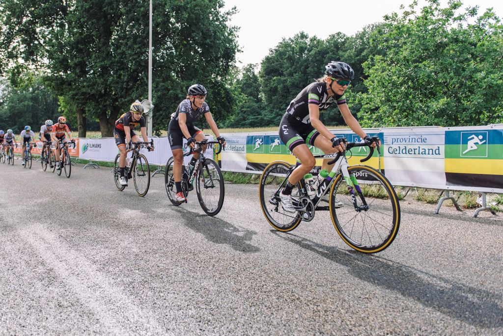 Claudia Lichtenberg, Lisa Brennauer, and Jolien D'hoore on the final lap