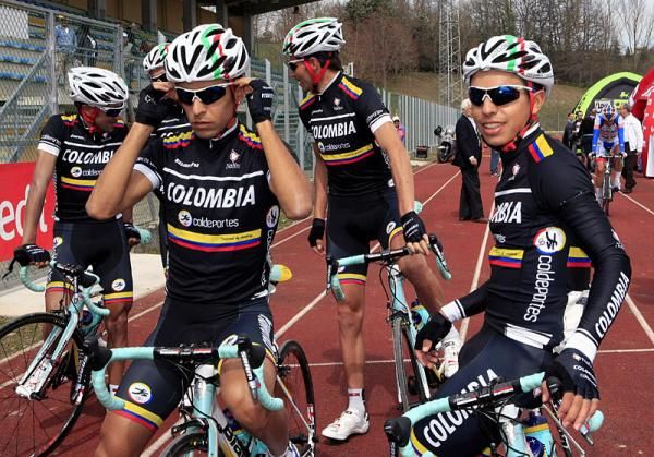 The Colombia Coldeportes team awaits the start of stage 4.