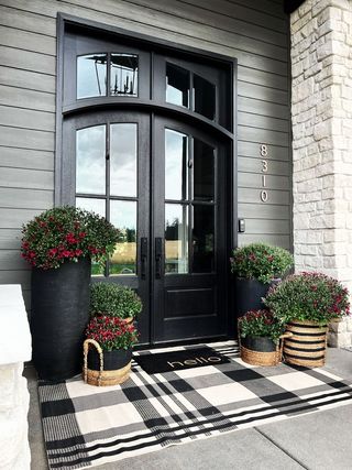 fall porch ideas with mums and checked rug