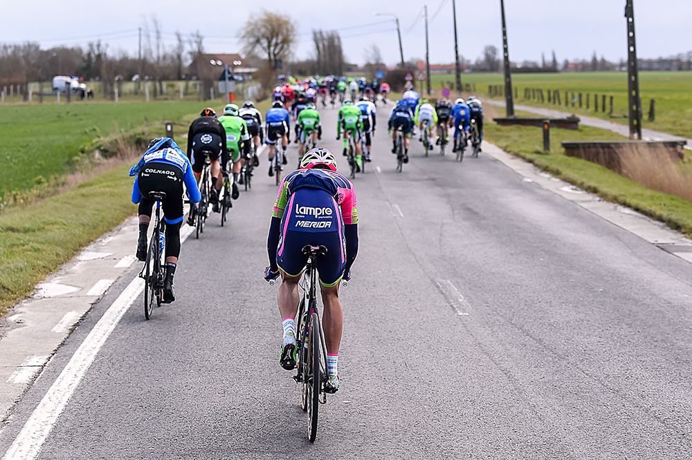 The peloton broke into echelons on a windy opening to Three Days of De Panne