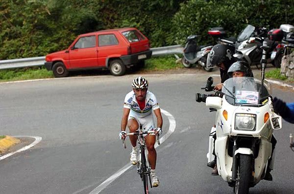 Paolo Bettini (Quick-Step) breaking away on the Ghisallo.