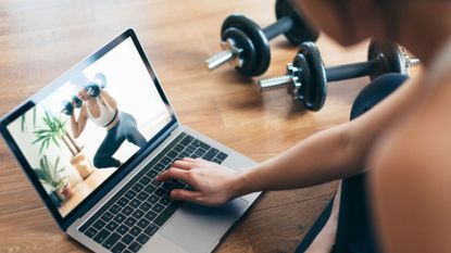 20 minute dumbbell workouts from home: A woman working out at home