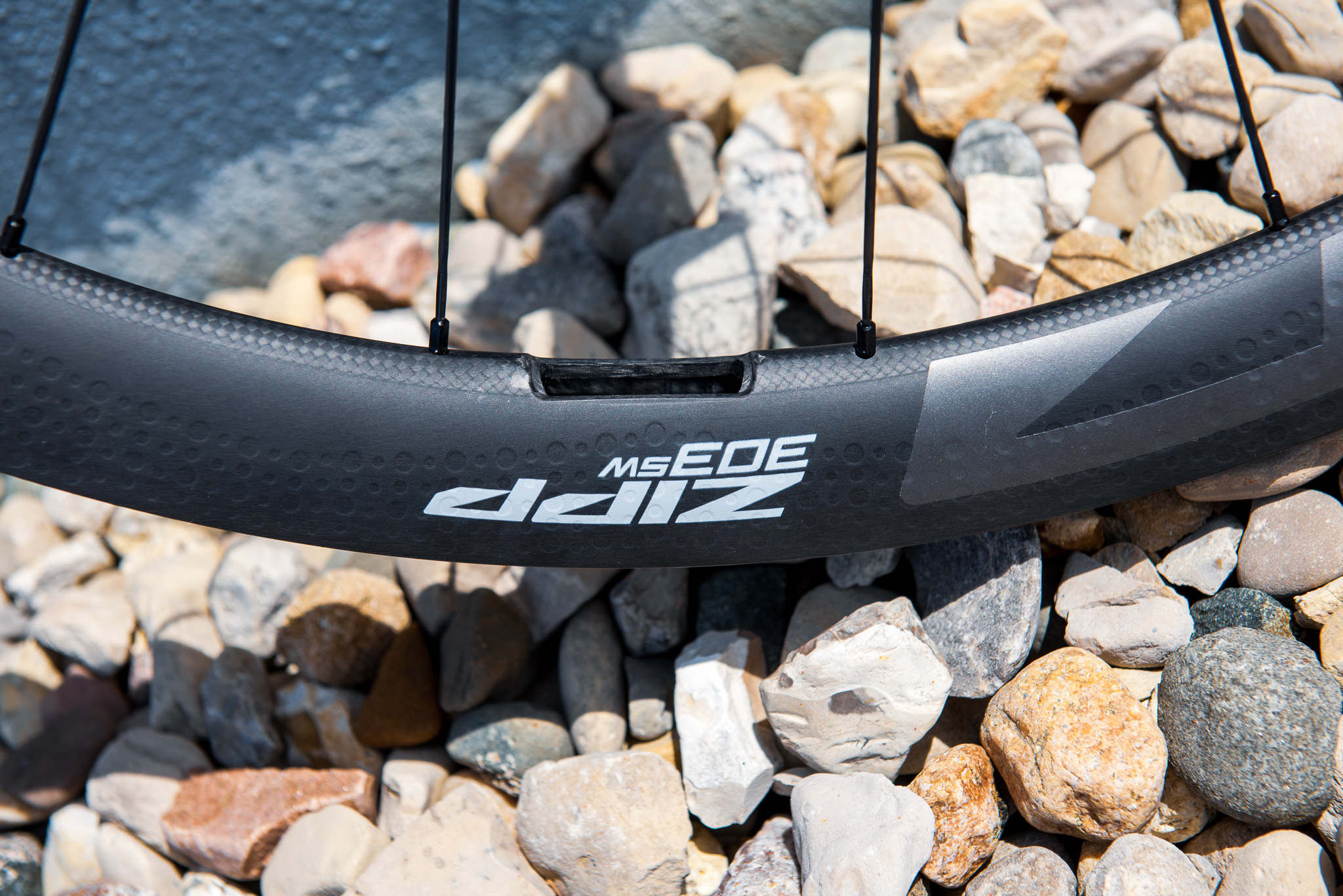 Images of the Zipp 353 NSW with the new integrated AXS wheel sensor
