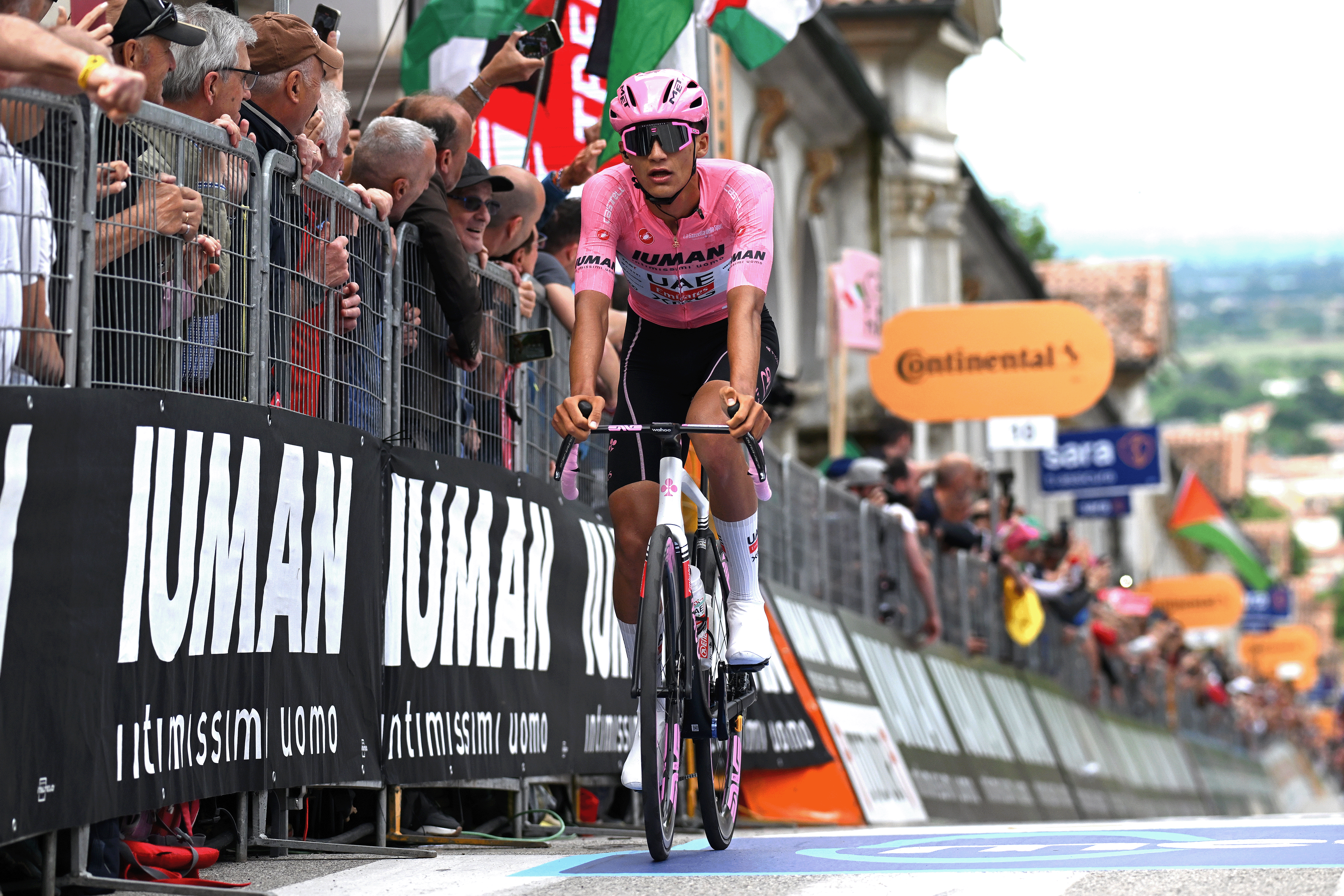 VICENZA, ITALY - MAY 23: Isaac Del Toro of Mexico and Team UAE Team Emirates - XRG - Pink Leader Jersey crosses the finish line during the 108th Giro d'Italia 2025, Stage 13 a 180km stage from Rovigo to Vicenza / #UCIWT / on May 23, 2025 in Vicenza, Italy. (Photo by Dario Belingheri/Getty Images)