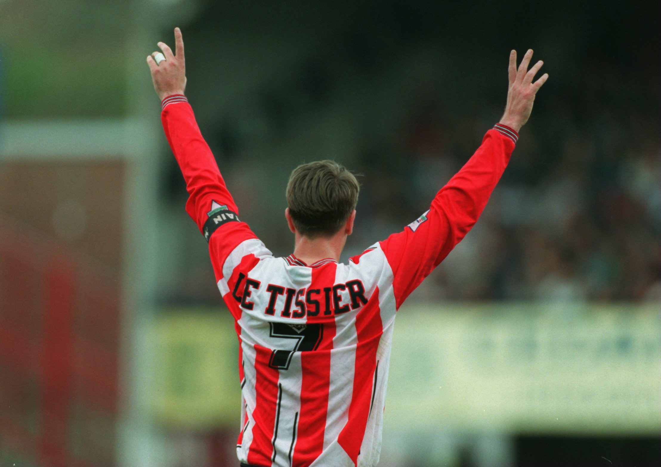 Matthew Le Tissier saluta i tifosi del Southampton prima della partita contro il QPR nel 1995.