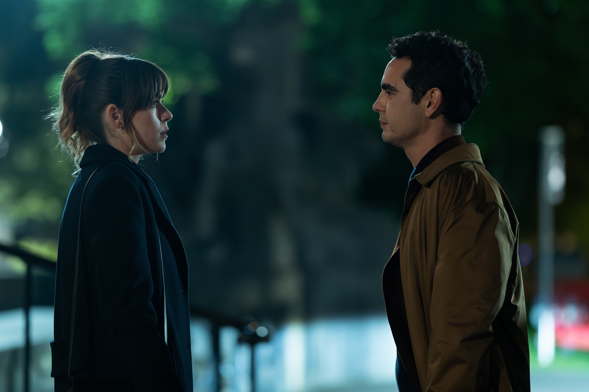 kiernan shipka as haley talking to max minghella as whitney outside on a london street in industry season 4