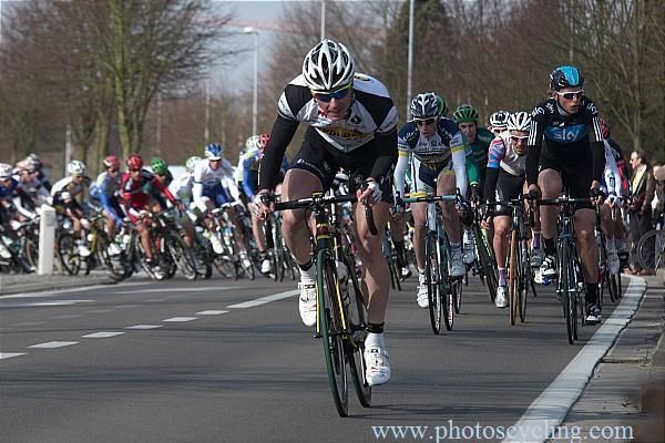 An attack spices up the peloton's pace