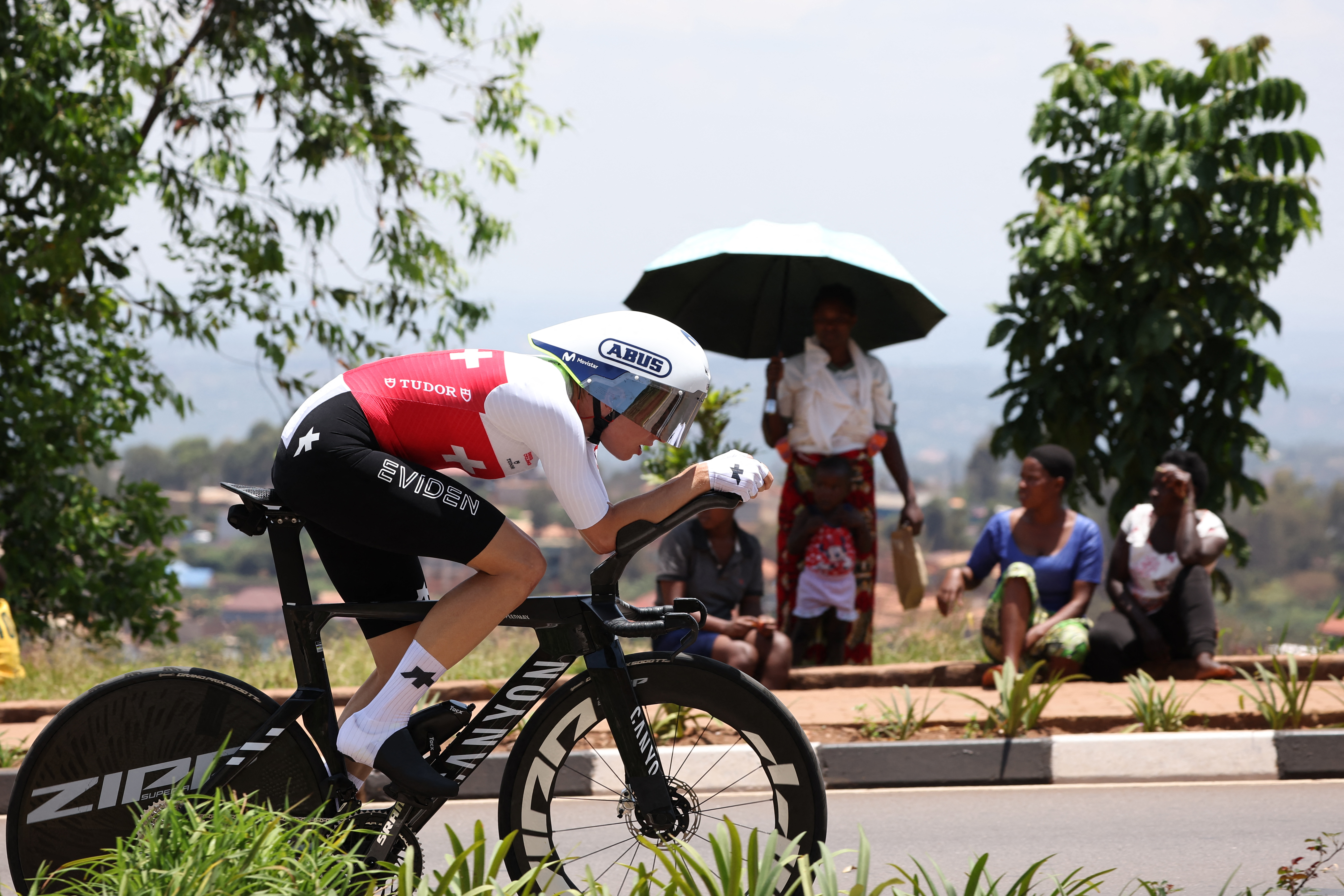 Marlen Reusser races the time trial at the 2025 World Championships in Rwanda