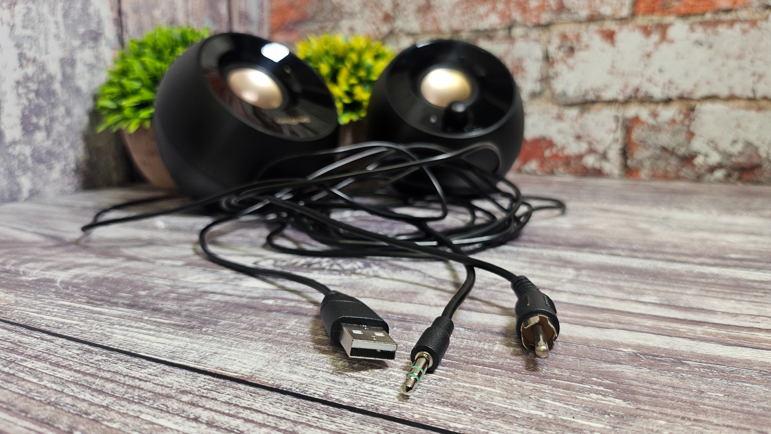 The cable clutter in front of the Creative Pebble Plus speakers