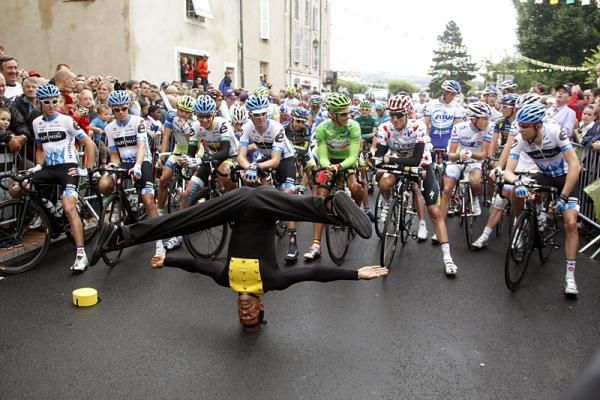The riders are entertained prior to the start of stage nine.