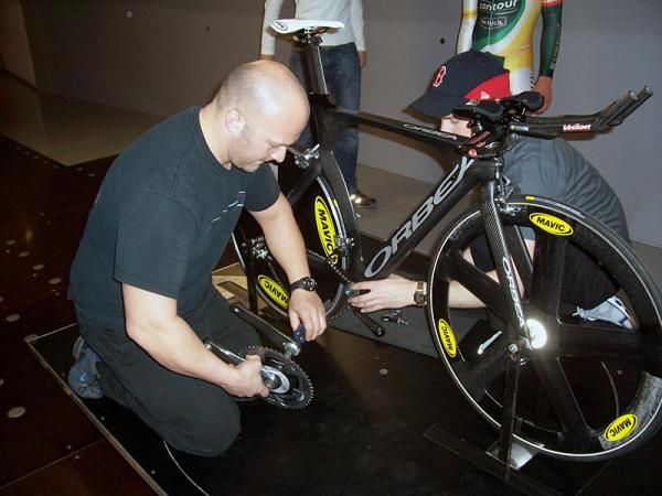 A2 Wind Tunnel's Mike Giraud, left, and KBS mechanic Eric Jellum experiment with cranks of a different length on Scott Zwizanski's Orbea.