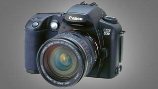 La fotocamera Canon D30 su sfondo grigio