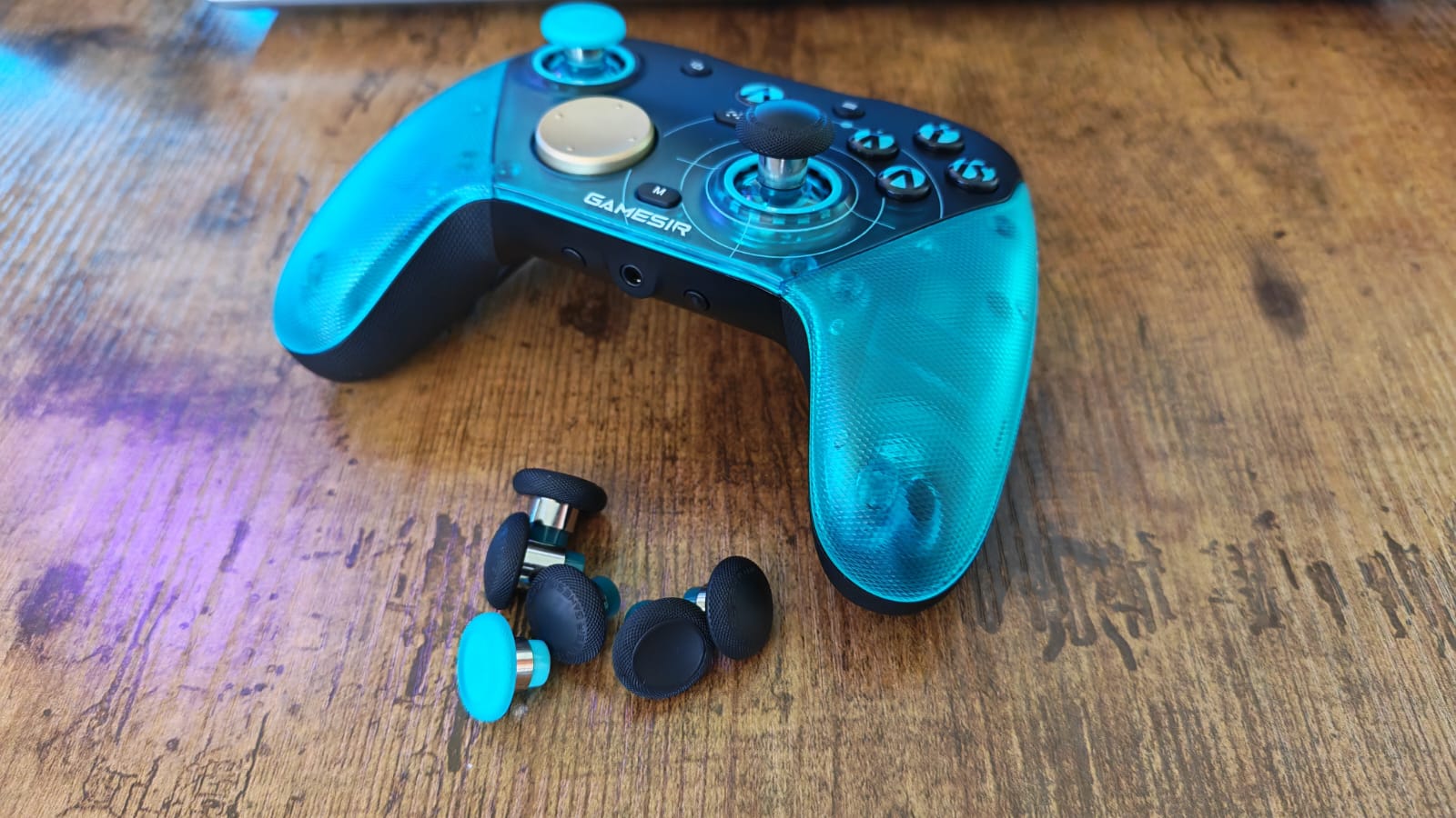 A GameSir G7 Pro 8K PC next to its swappable thumbsticks