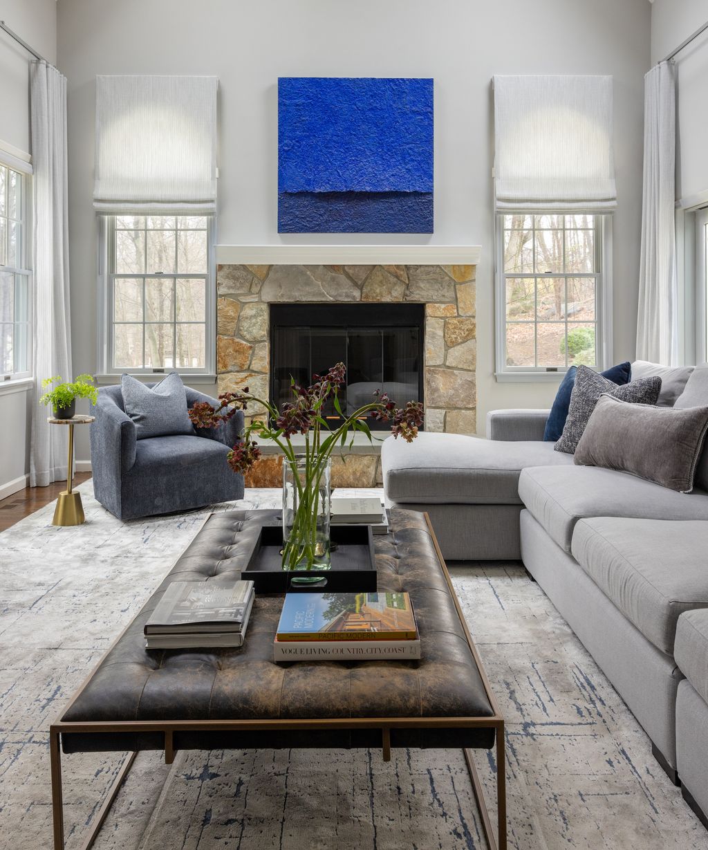 What rug color goes best with a gray couch? Interiors experts weigh in ...