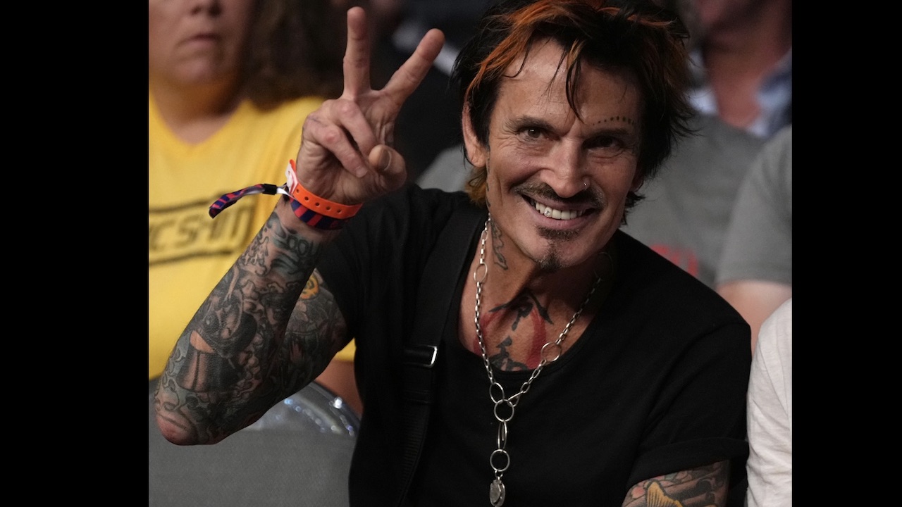Motley Crue's Tommy Lee Posts Another Nude Photo, Twitter Reacts